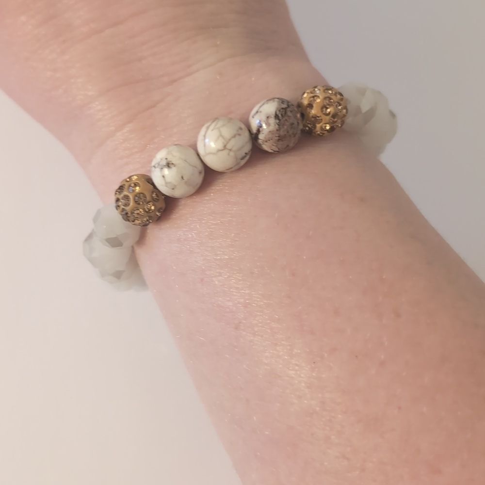 749 Marble Gold Rhinestones White Iridescent Beaded Stretch Bracelet